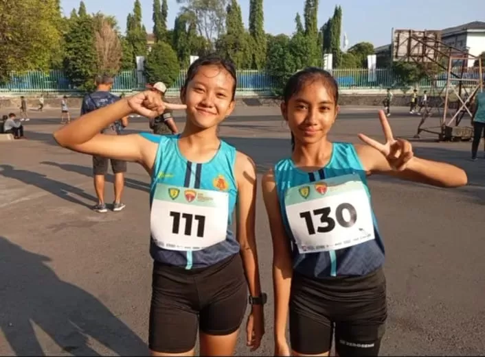 Helena Hertitya  dan Eka Nabila Mahdiya atlet jalan cepat dari DIY  yang meraih medali emas dan perak kelompok umur U-16 (Foto: Effy WP) 