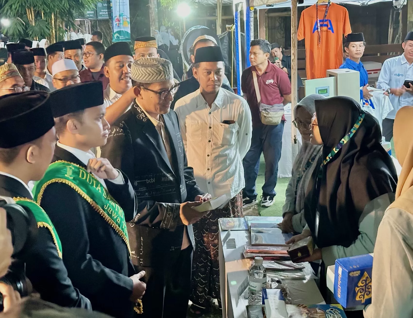 Sandiaga melihat produk kreatif di Assalafiyyah Mlangi II (Harminanto)