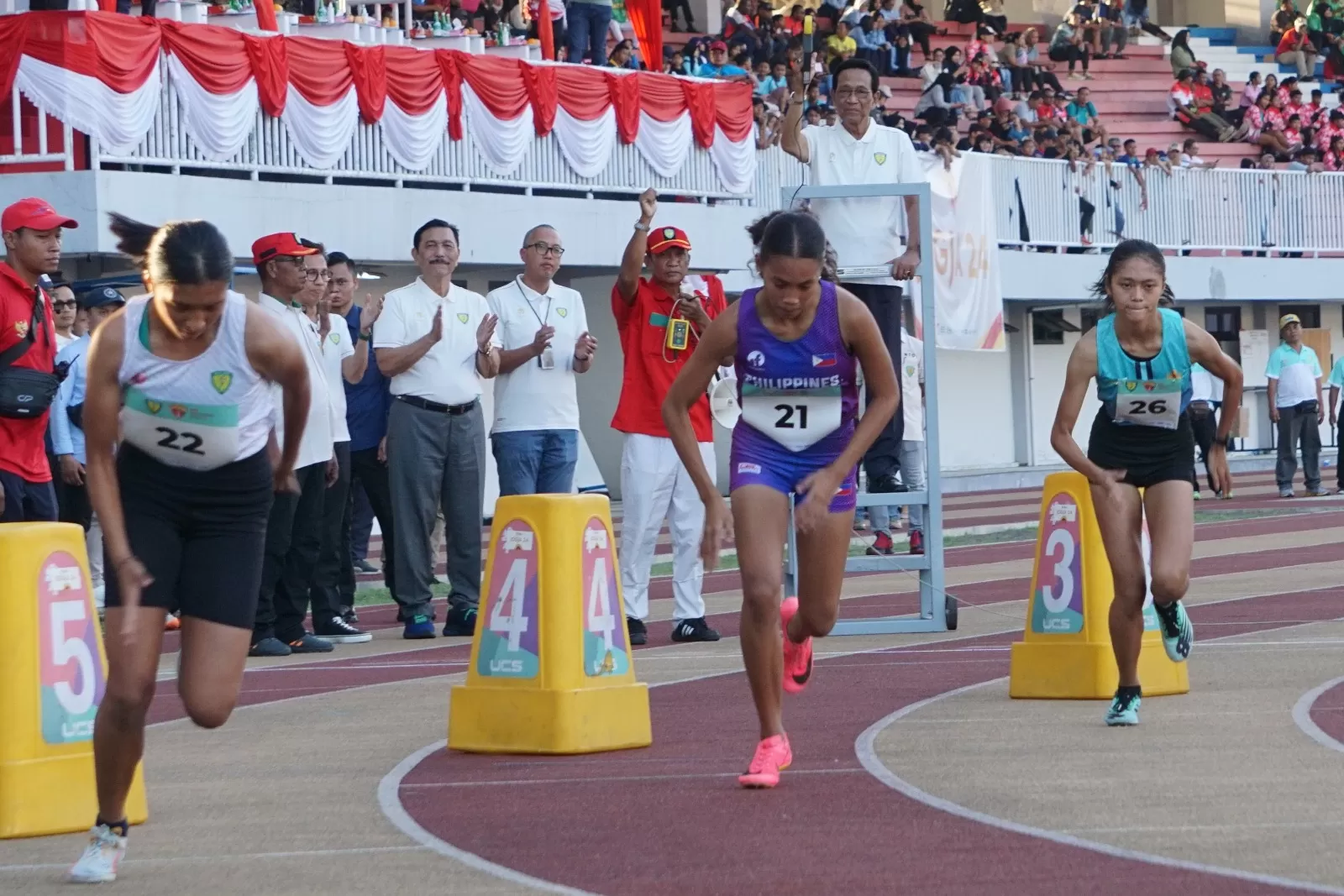 Gubernur DIY, Sri Sultan Hamengku Buwono X disaksikan Ketua Umum PB PASI Luhut Binsar Panjaitan melepas nomor 800 meter puteri Indonesia Open (Foto: Aditya Asros)