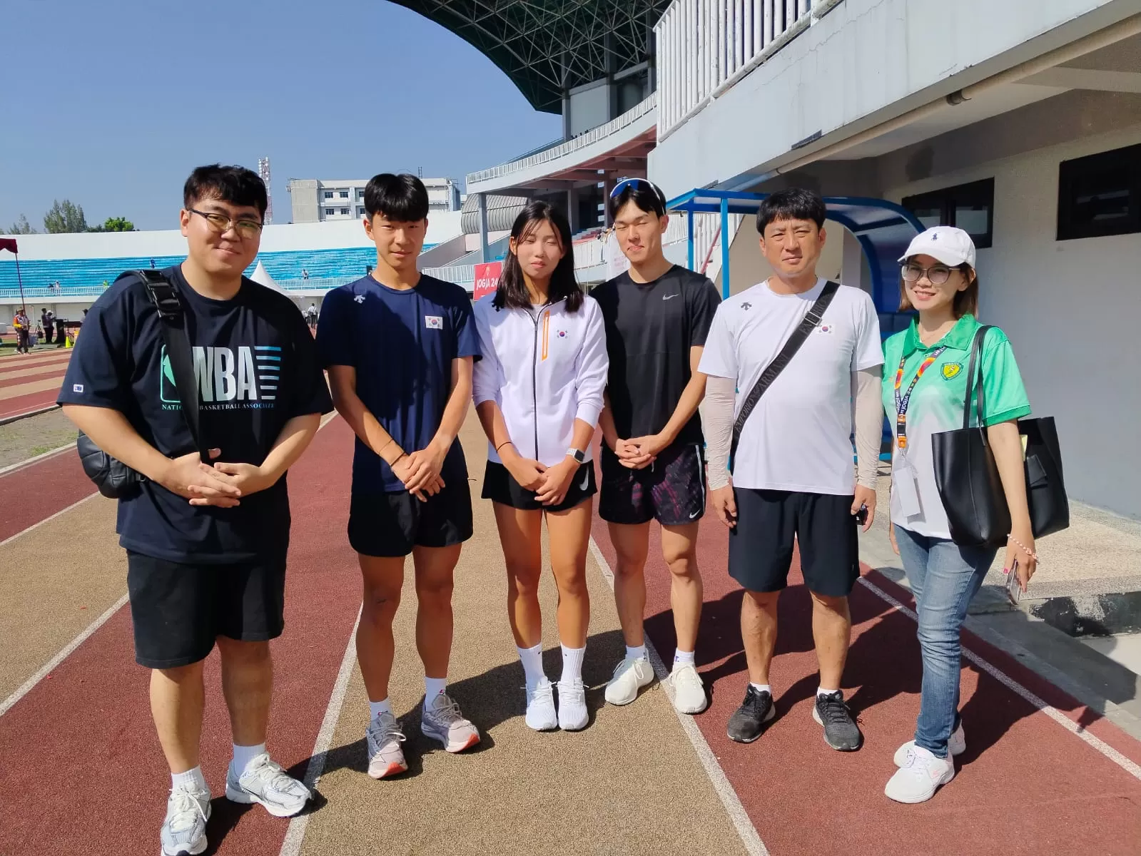 Tiga dari empat atlet Korea Selatan, Seo Yeji, Kim Dongjin,  Seo Beomsu bersama pelatih Kim Soohyun, penerjemah Ma Hyeong Seok dan Liaison Officer, Yemima Bintoro.  (Foto Primaswolo S)