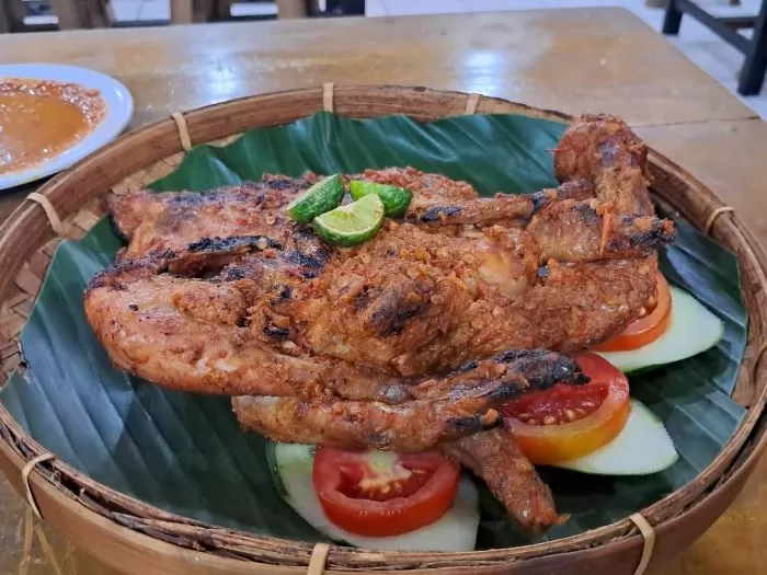 Ayam bakar Papin dengan racikan bumbu dari Lombok yang mengundang selera (Karni Narendra)