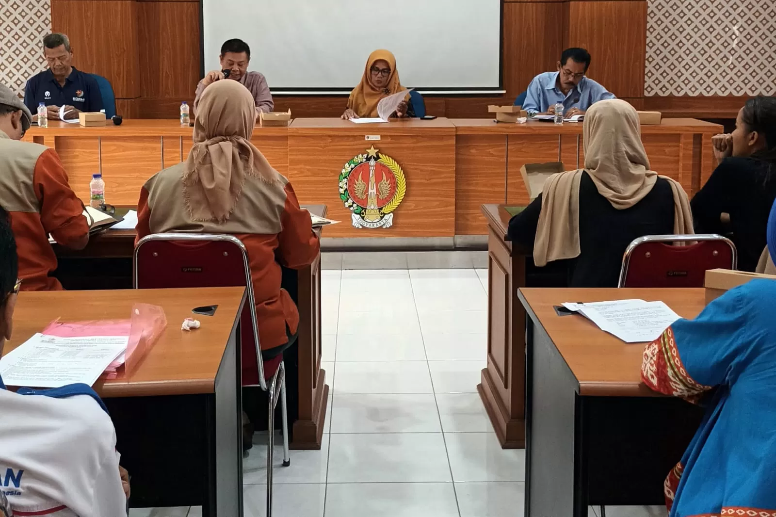 Ketua KORMI DIY, Drs R Kadarmanta Baskara Aji (depan tengah) saat memimpin pemaparan rencana Festival Olaharaga Senam (Fornam) I DIY 2024 di Aula BPO Disdikpora DIY kemarin. (Dok. KORMI DIY)