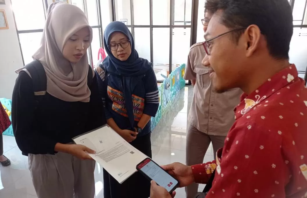  Krjogja.com-Purworejo-Kantor Pertanahan Kabupaten Purworejo untuk kali pertama menyerahkan sertifikat elektronik yang diproses di kantor setempat. Penyerahan sertifikat perdana dilakukan langsung Kep (istimewa)