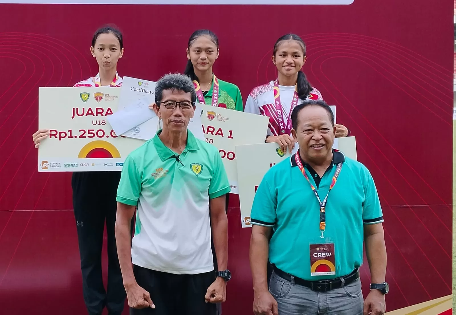 Alexandra Clara Bella atletd DIY, bersama  Naisa Febiani  (DKI) dan  Maria Norya da Costa (Timor Leste)