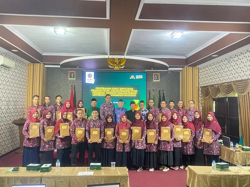 Rektor berpose di antara para penerima SK