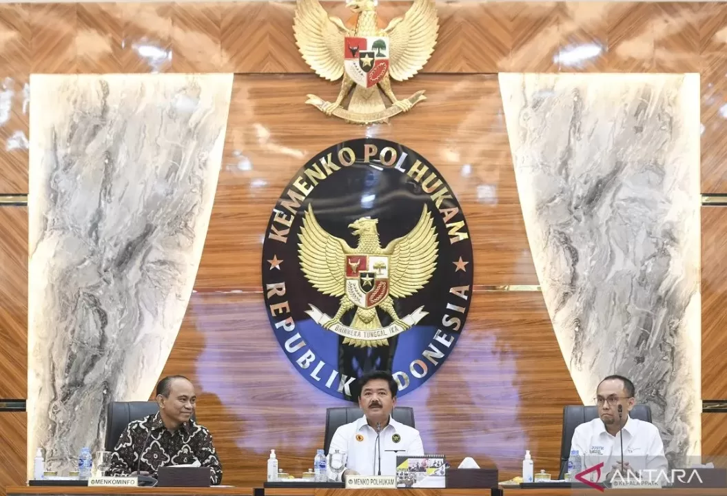   Menko Polhukam Hadi Tjahjanto (tengah) didampingi Menkominfo Budi Ari Setiadi (kiri) dan Kepala PPATK Ivan Yustiavandana (kanan) memimpin Rapat Koordinasi Tingkat Menteri tentang pemberantasan judi ( ANTARA FOTO/Hafidz Mubarak A/aww)