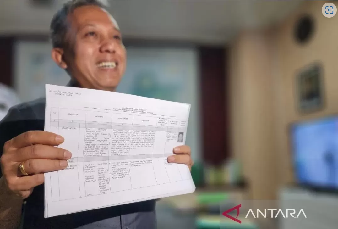  Asisten Bidang Intelijen Kejati Jawa Tengah Sunarwan menunjukkan daftar buron yang masih terus diburu  ((ANTARA/I.C. Senjaya))