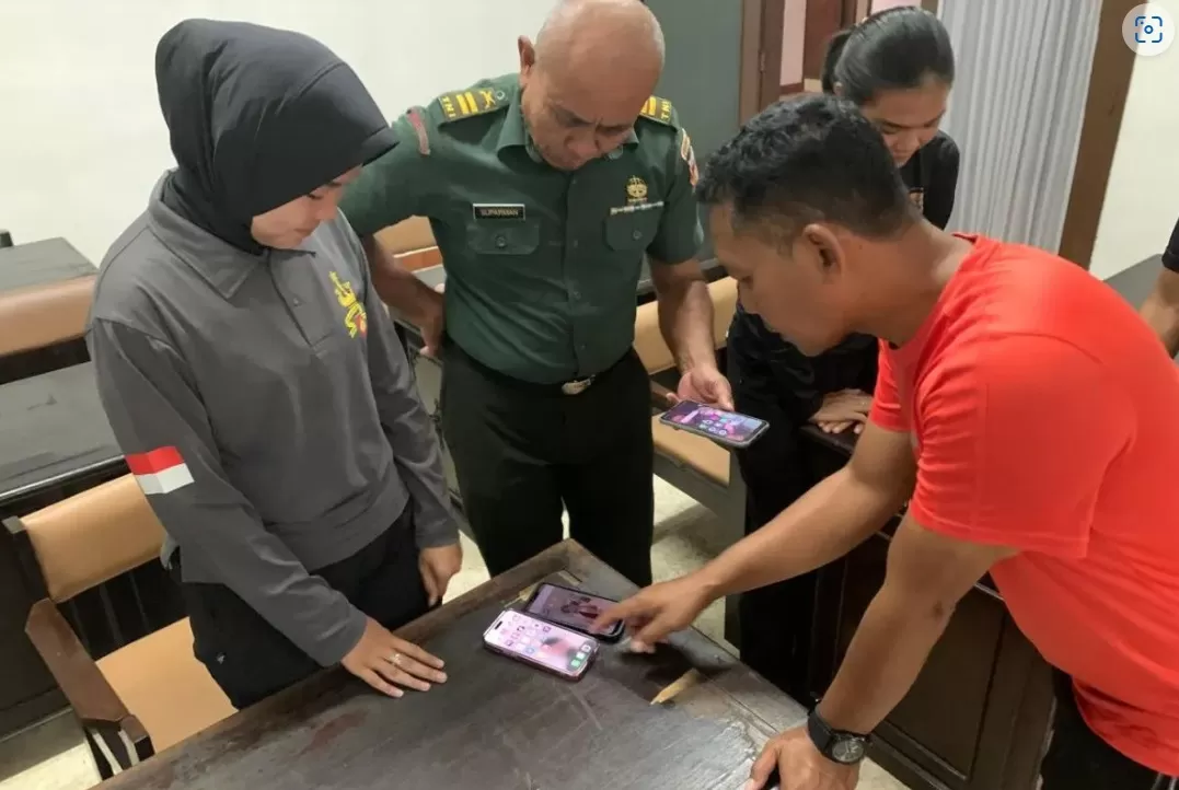 Kodam IV/ Diponegoro mengecek ponsel milik prajurit untuk mencegah penyebaran judi daring di Semarang, Jumat (28/6/2024) (ANTARA/HO-Pendam IV/ Diponegoro)