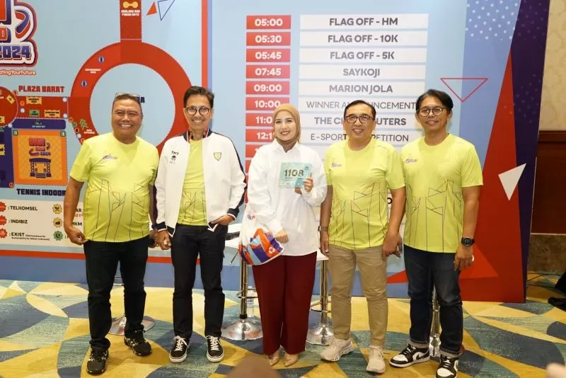 Dari kiri ke kanan) AVP External Communication Telkom, Sabri Rasyid; Sekjen PB PASI, Tigor Tanjung; Tya Ariestya; VP Corporate Communication Telkom, Andri Herawan Sasoko; dan Director D&D Sport Race  (Dok. Telkom)