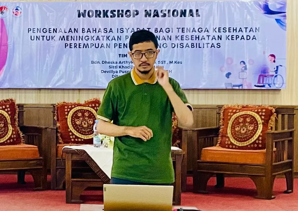 Guruh Hizullah Alim dari Pusbisindo DIY sedang memberikan instruksi bahasa isyarat dasar kepada peserta workshop  ( Foto : Istimewa)