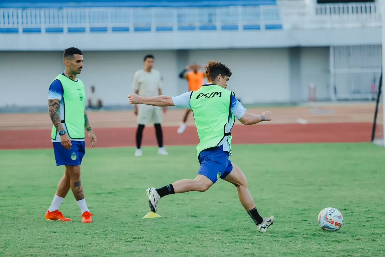 Rafinha dan Pedrinho saat berlatih