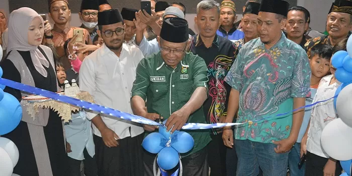 Sukiman memotong pita didampingi Tri Joko dan istri (belakang pakai batik), dukuh Grumbulgede, perwakilan Kalurahan Selomartani, pelatih dan orangtua atlet saat peresmian  GOR Badminton Mataram Raya. 