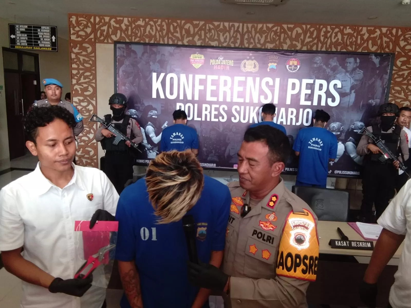  Kapolres Sukoharjo AKBP Sigit menunjukan pelaku curat Alfamart Bulakrejo. (Wahyu imam ibadi) 