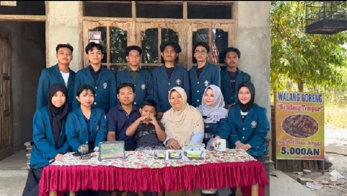 Agung, istri dan anaknya berpose bersama tim KKN Undip