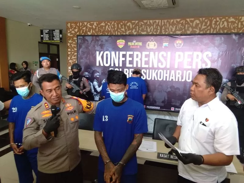 Kapolres Sukoharjo AKBP Sigit menunjukan dua pelaku curat.  (Foto : Wahyu Imam Ibadi)