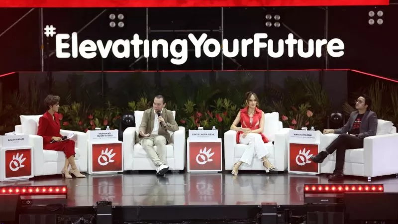 Direktur Digital Business Telkom Indonesia, Fajrin Rasyid (dua dari kiri); Artist & Sociopreneur, Cinta Laura (dua dari kanan) dan Founder of VCGamers UpBanx & ModalRakyat, Wafa Taftazani (Kanan) (Dok. Telkom)