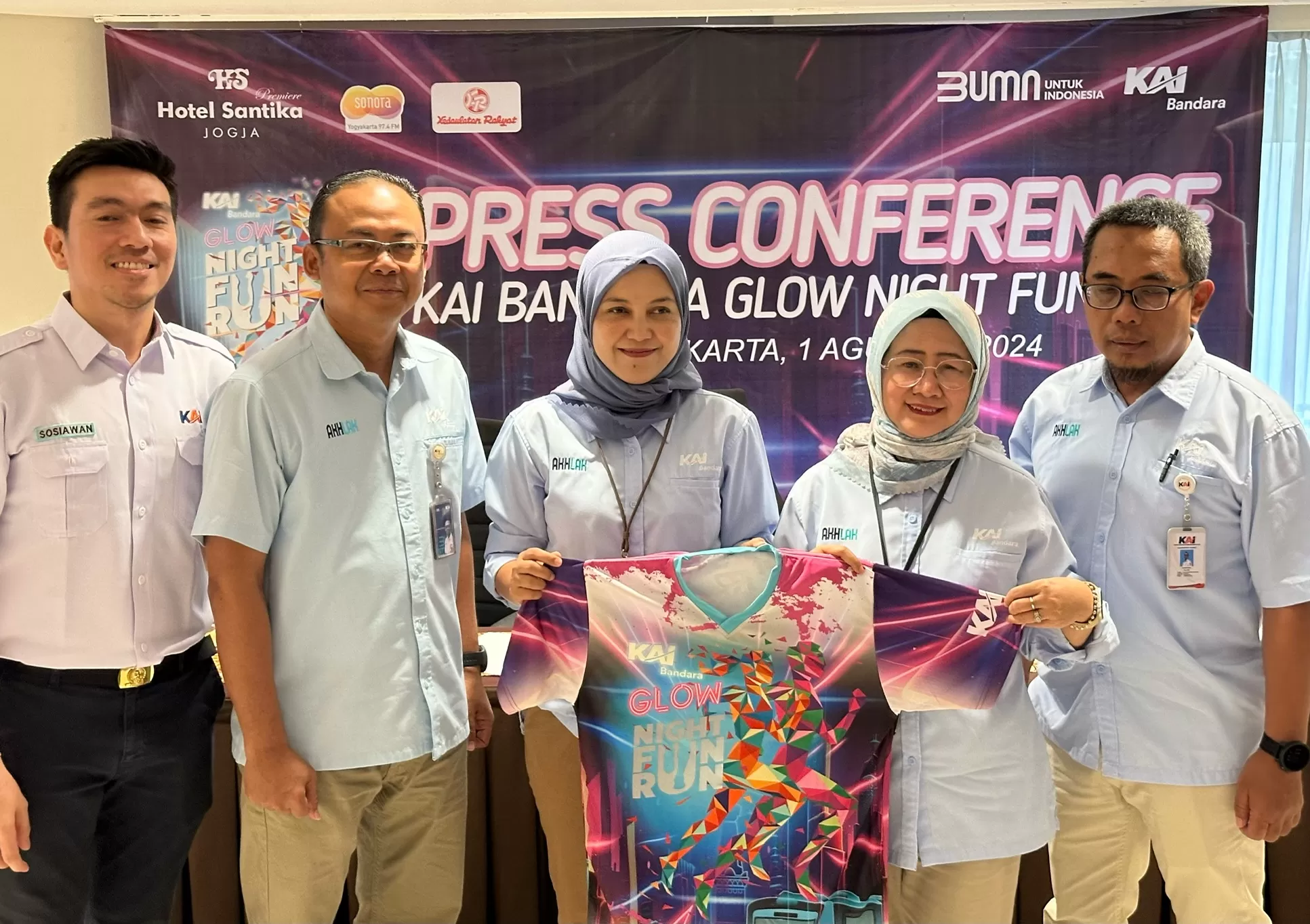 Penyelenggara saat berfoto untuk media (Harminanto) 