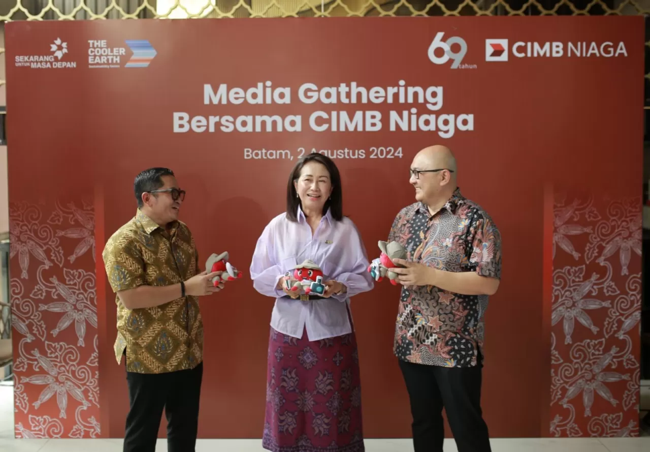 Head of Region Sumatera CIMB Niaga Maya Sartika (tengah) berbincang dengan Corporate Communications Head CIMB Niaga Hery Kurniawan (kiri) dan Branch Area Head Sumatera Area III CIMB Niaga Sim Mui Sian (CIMB Niaga)