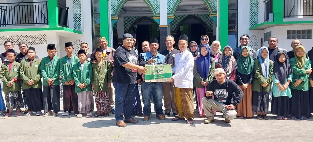 Komunitas BOSS saat menyerahkan banttuan (Asrul Sani)