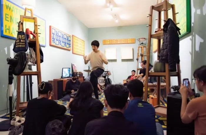 Kelompok musik Risky Summerbee & The Honeythief melakukan 'pemanasan' sebelum pentas.  (IG: artjog.id)