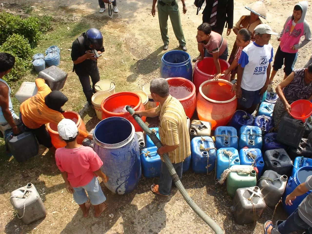 Belasan warga saat menerima bantuan air bersih dari BPBD Grobogan (Taslim Hadi)