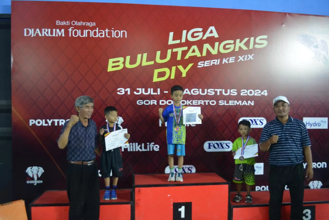  Ketua Liga Bulutangkis DIY Eko Febrianto (kanan) dan Ketua Panpel Panut Widiatmoko bersama juara tunggal TK putri    (abrar)