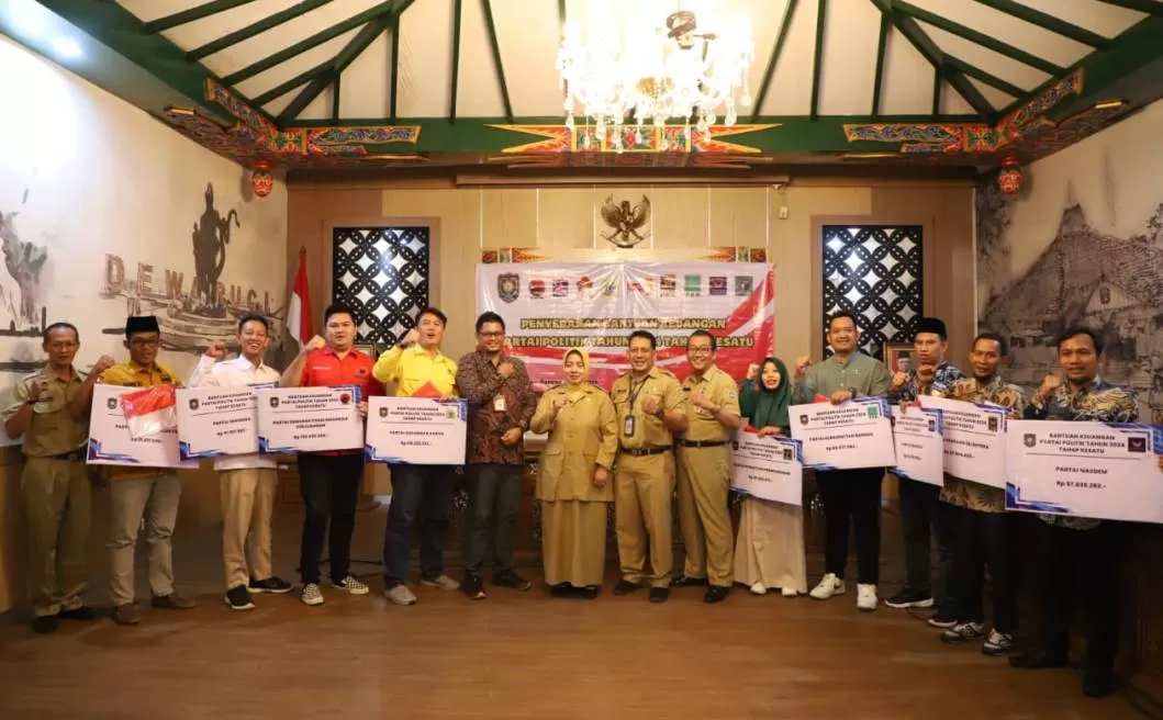 Bupati Purworejo Hj Yuli Hastuti SH saat menyerahkan Banpol Tahap 1 Tahun 2024 di Ruang Bagelen, Kompleks Setda Purworejo. (Ist)