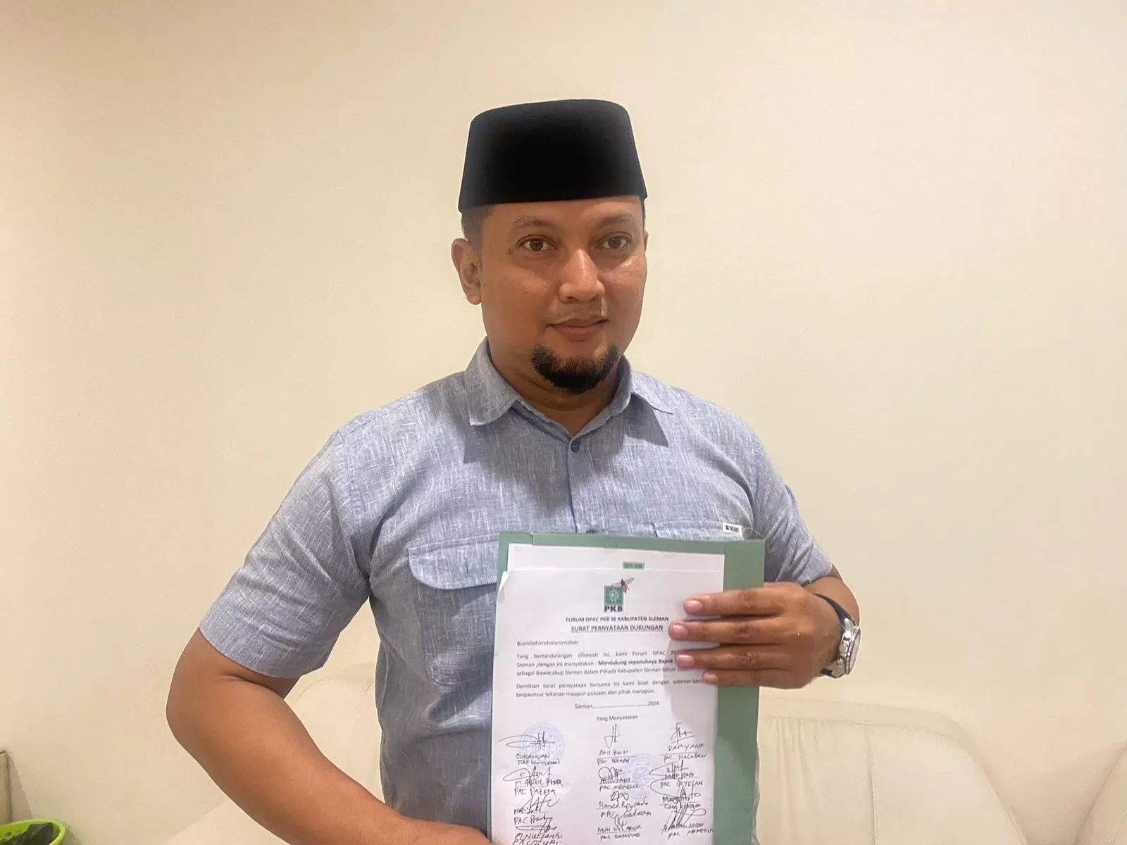 Subanar Surya menunjukkan surat dukungan tertulis dari DPAC PKB.&nbsp;KR-Saifullah Nur Ichwan