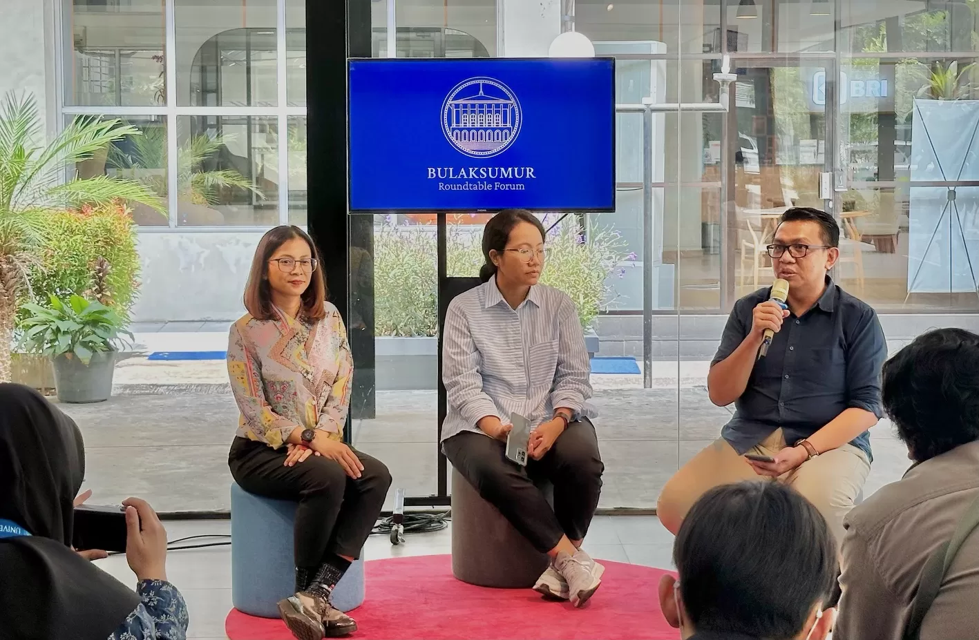 Penyelenggara Roundtable Forum Bulaksumur saat berbicara di media (Harminanto) 