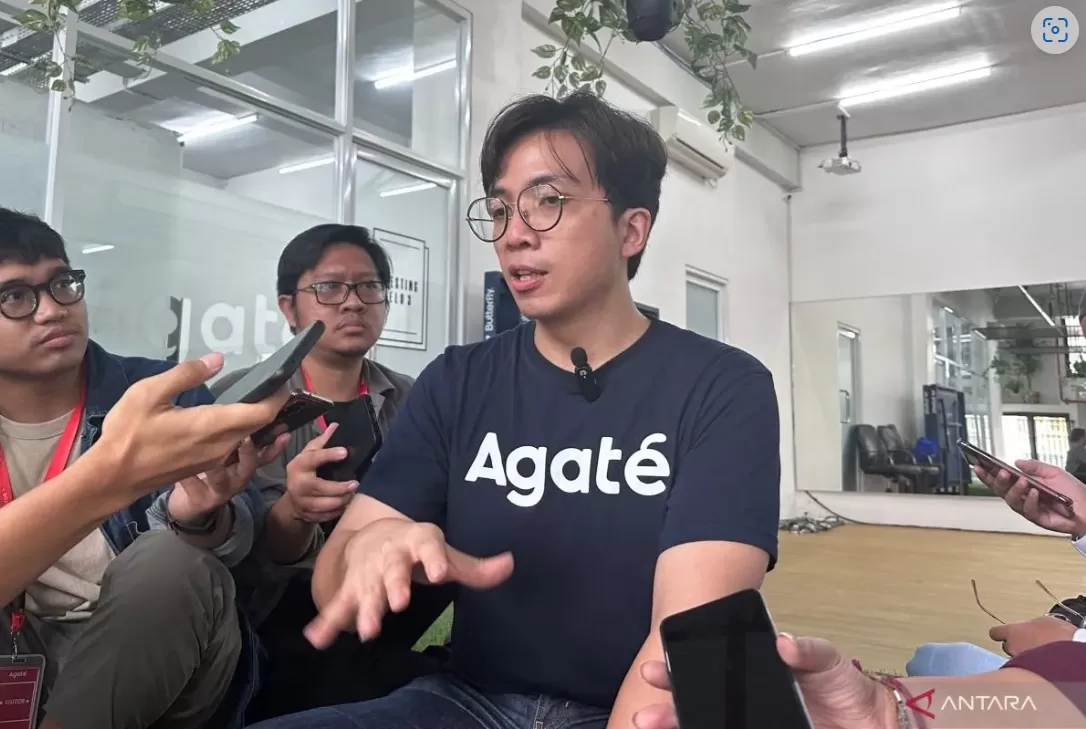 Ketua Asosiasi Game Indonesia (AGI) Cipto Adiguno melakukan wawancara di Kantor Pusat Agate, Bandung, Jawa Barat, Kamis (16/1/2024) ((ANTARA/Pamela Sakina))