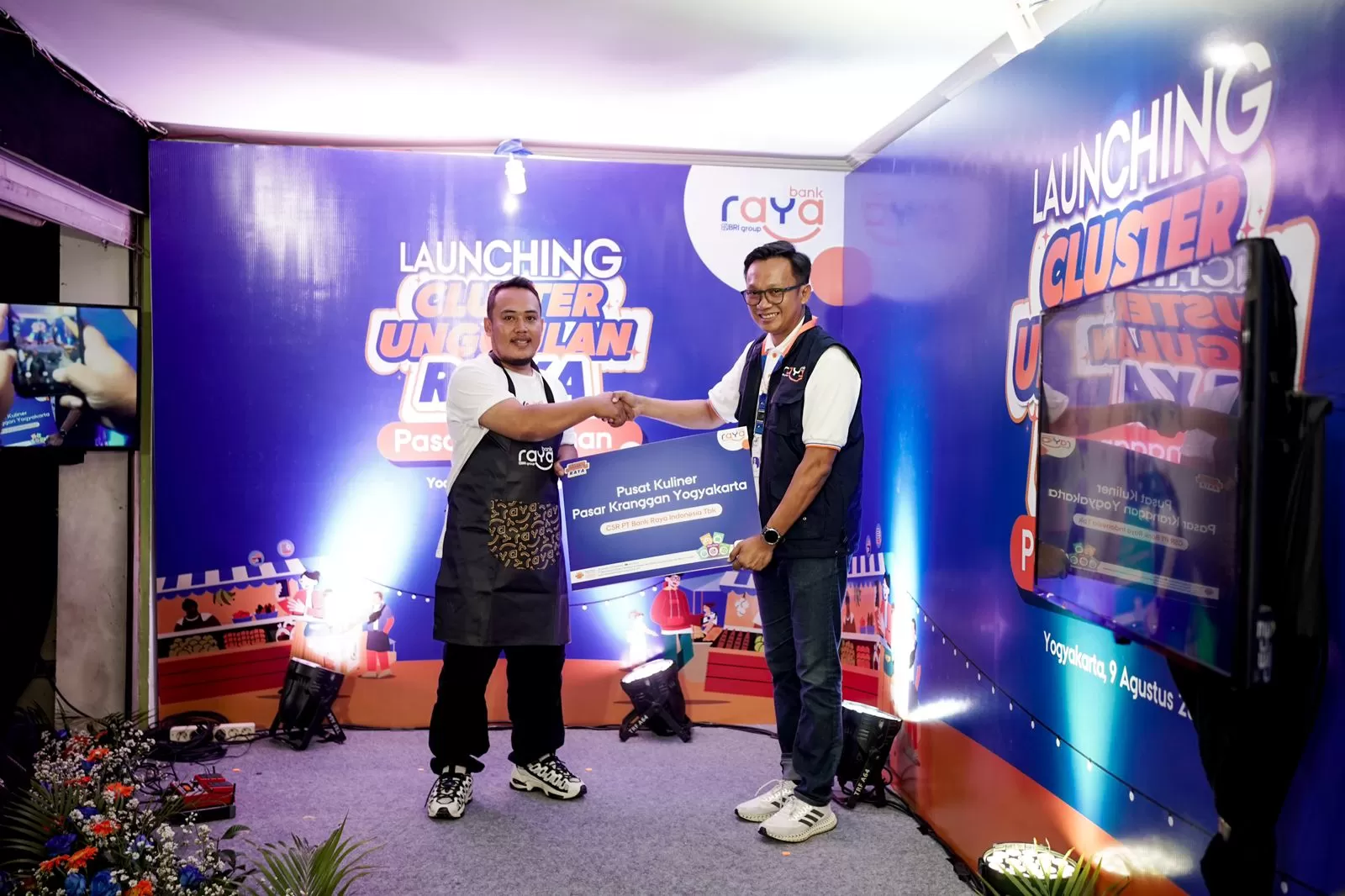 Penyerahan CSR di Cluster Unggulan Pasar Kranggan ini diresmikan oleh Taufik Hidayat (kanan) selaku Community Branch Leader Bank Raya  (Fxh)