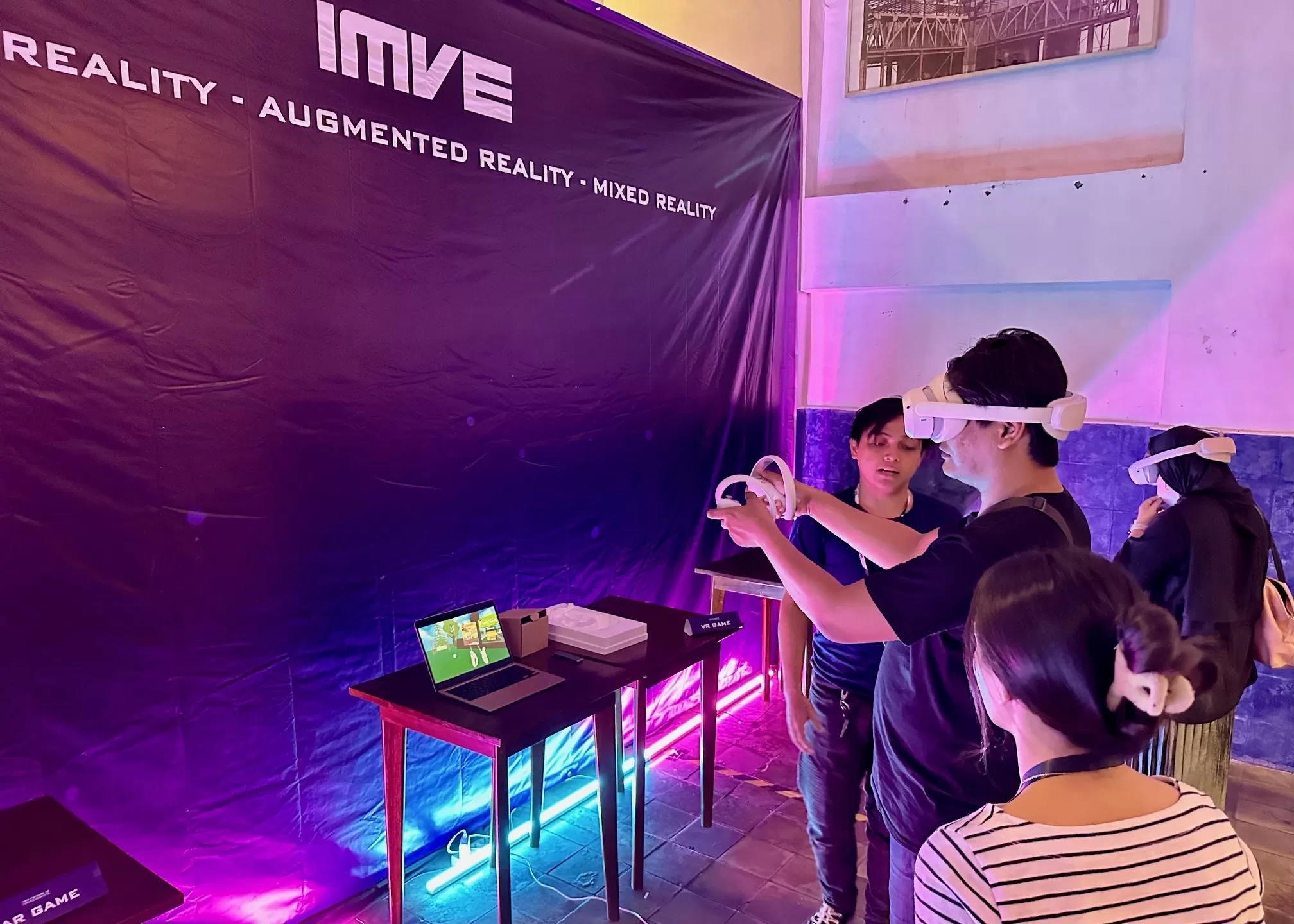 Pengunjung mencoba VR game di IMVE (Harminanto)