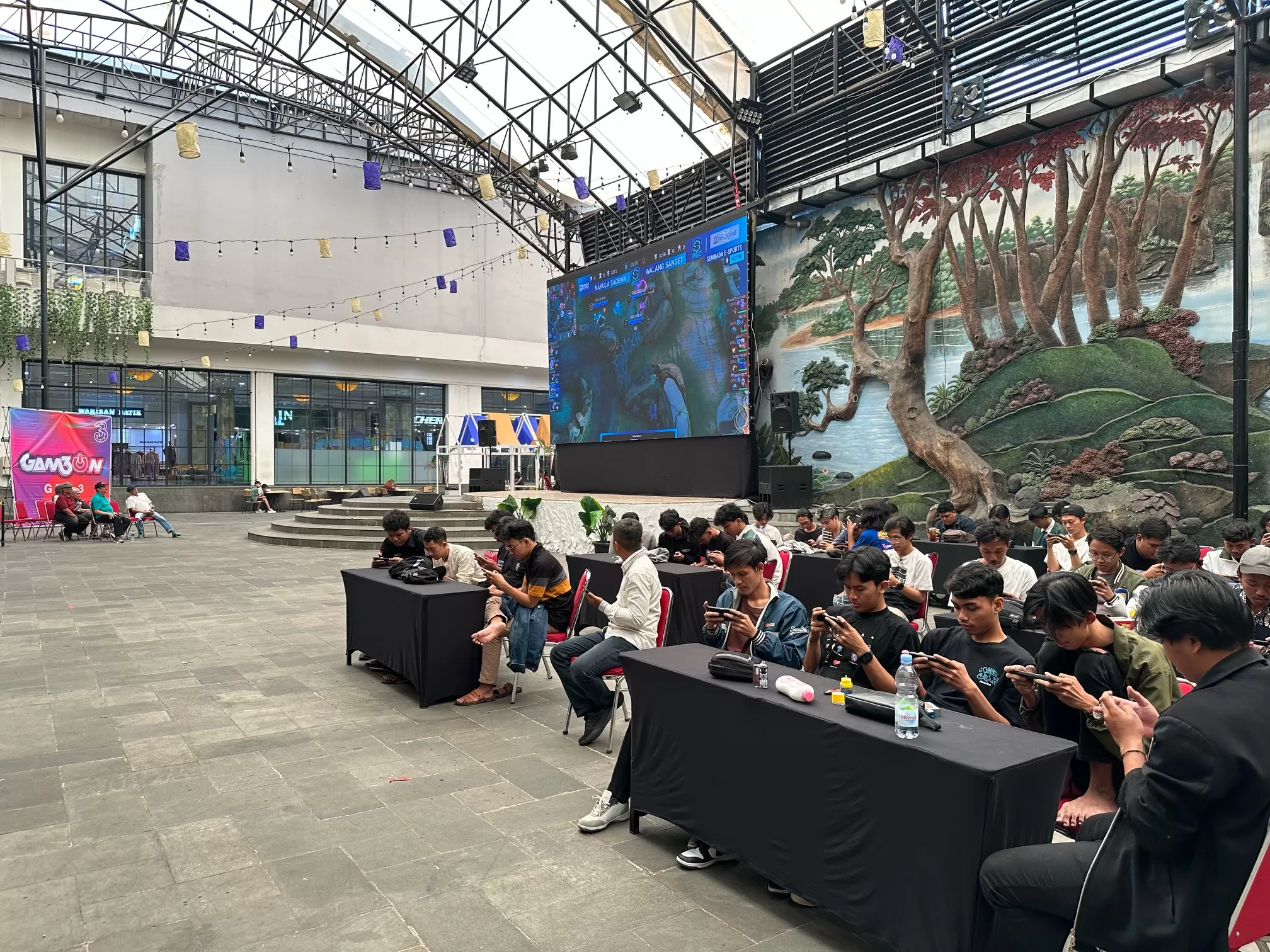 Para peserta saat beraksi menatap layar ponsel pintar memainkan ML (Harminanto)