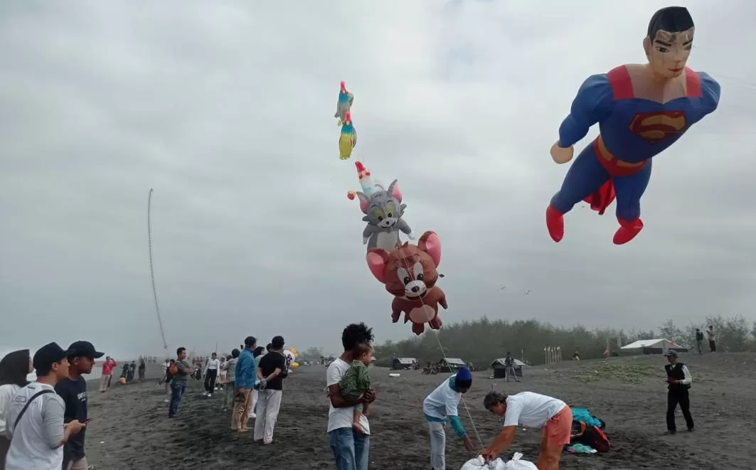  Suasana Festival Layang-layang 2024 di Pantai Ketawang, Kecamatan Grabag, Kabupaten Purworejo, Jawa Tengah.  (Hendri Utomo)