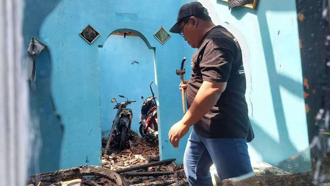  Kondisi rumah Sirojudin, 65, warga Kampung Plaosan, RT 01 RW01 Kelurahan Baledono, Purworejo yang terbakar. (Hendri Utomo)