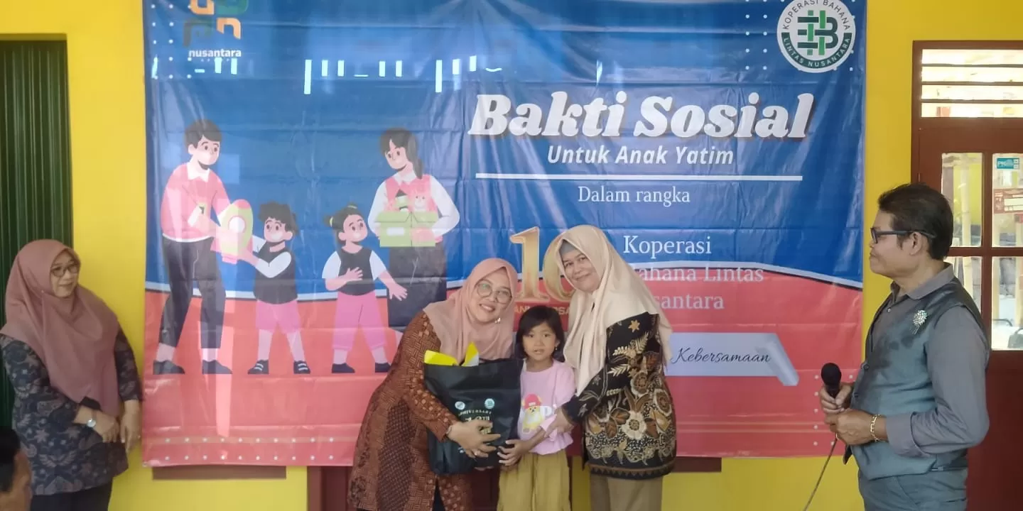 Penyerahan bingkisan anak yatim. (Dedy EW)