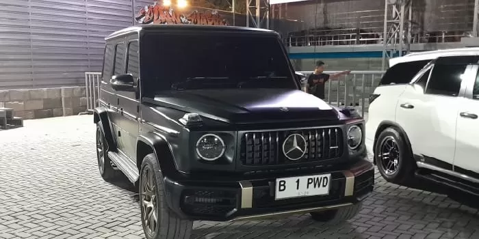  Masyarakat yang menonton pameran kagum dengan mobil hitam nopol B 1 PWD. Ternyata mobil jenis jeep bermesin V 8 turbo itu milik pengusaha kuliner kondang H Puspo Wardoyo.