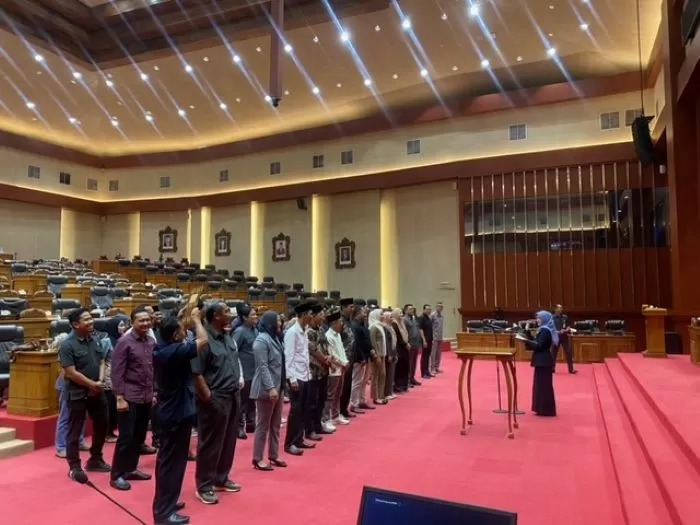 Calon Anggota DPRD Periode 2024-2029 saat melakukan gladi bersih pelantikan.    (Saifullah Nur Ichwan)