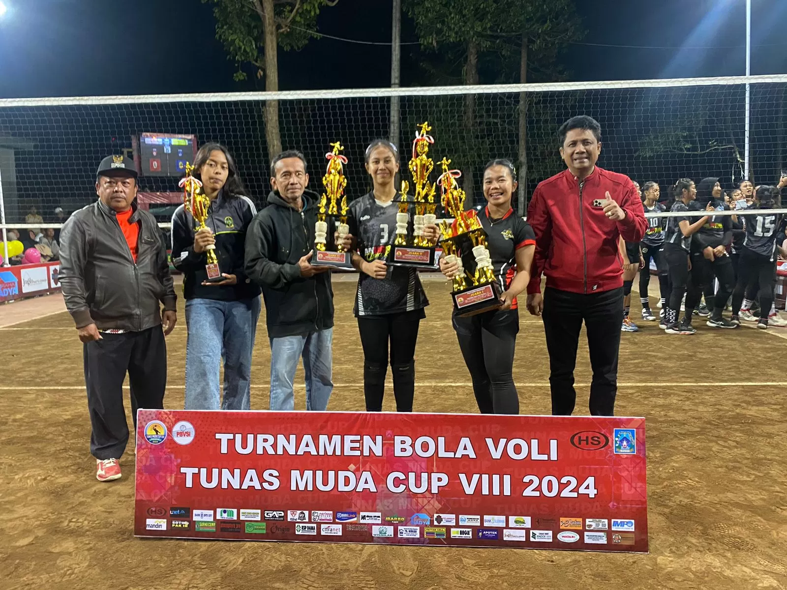 Haris (kanan) bersama para juara Tim Putri U-15 Tunas Muda Cup VIII Piala Ketua DPRD Kabupaten Sleman.&nbsp;KR-Saifullah Nur Ichwan