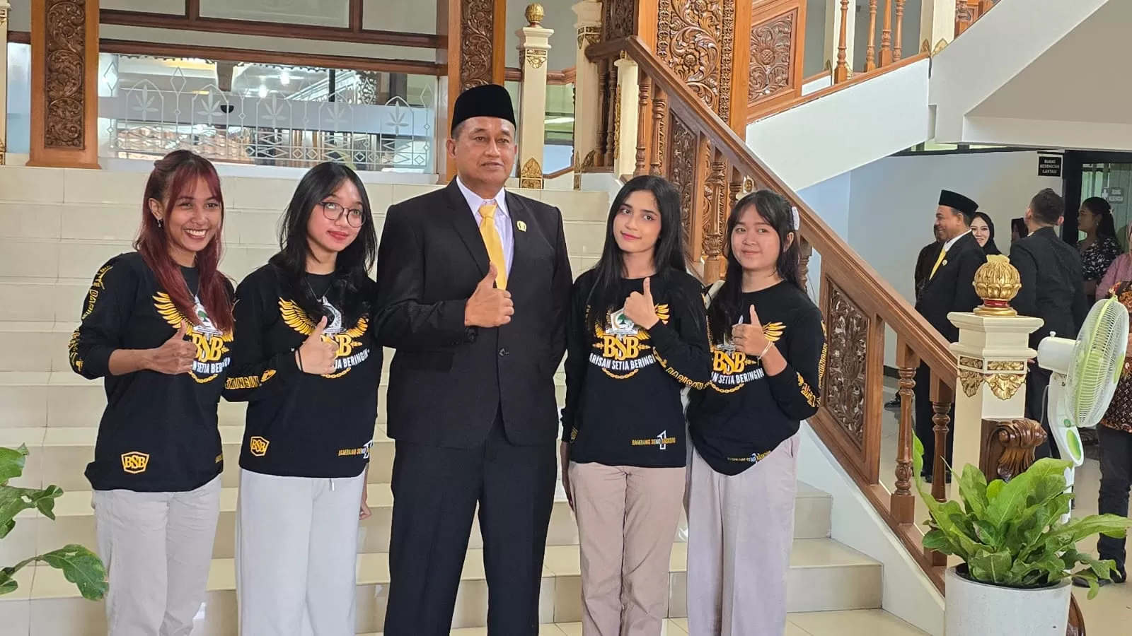 BSB foto bersama pendukung usai dilantik sebagai anggota DPRD Kota Yogya.&nbsp;KR-Ardhi Wahdan