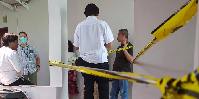 Polisi memasang garis polisi di depan kamar kos F. (Foto: Wahyu Priyanti)