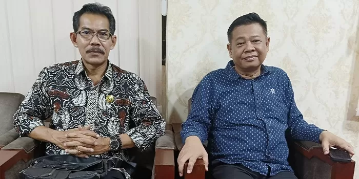 Ketum Pengda PBVSI DIY, Drs R Kadarmanta Baskara Aji (kanan) didampingi Sekum Pengda PBVSI DIY Drs Priya Santosa MM saat memberikan keterangan terkait persiapan PON. 