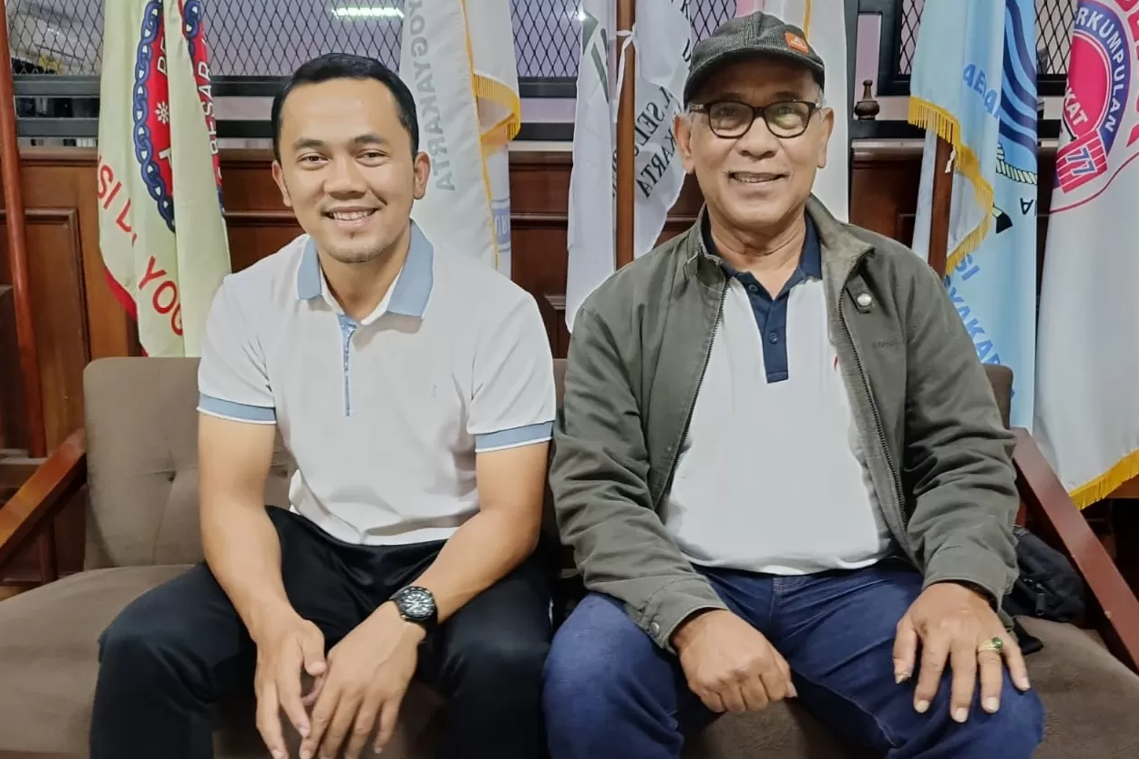 Ketua II Pengda IPSI DIY, Sri Harijanto dan Anggota Tim Pelatih, Andrianto saat memaparkan persiapan tim pencak silat DIY menuju PON. Foto: dok