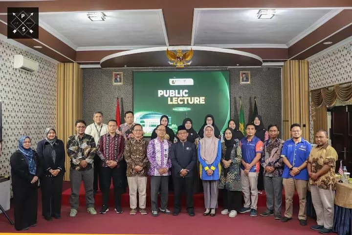 4 pembicara asal Malaysia berpose bersama pimpinan UMKU dan para dosen