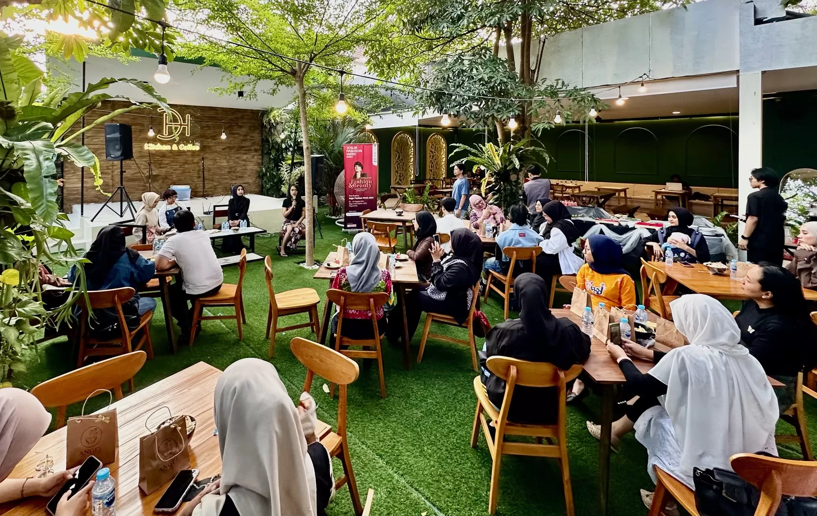   Suasana ngopi dan ngobrol Jalan Menuju JFW 2024 (Harminanto)