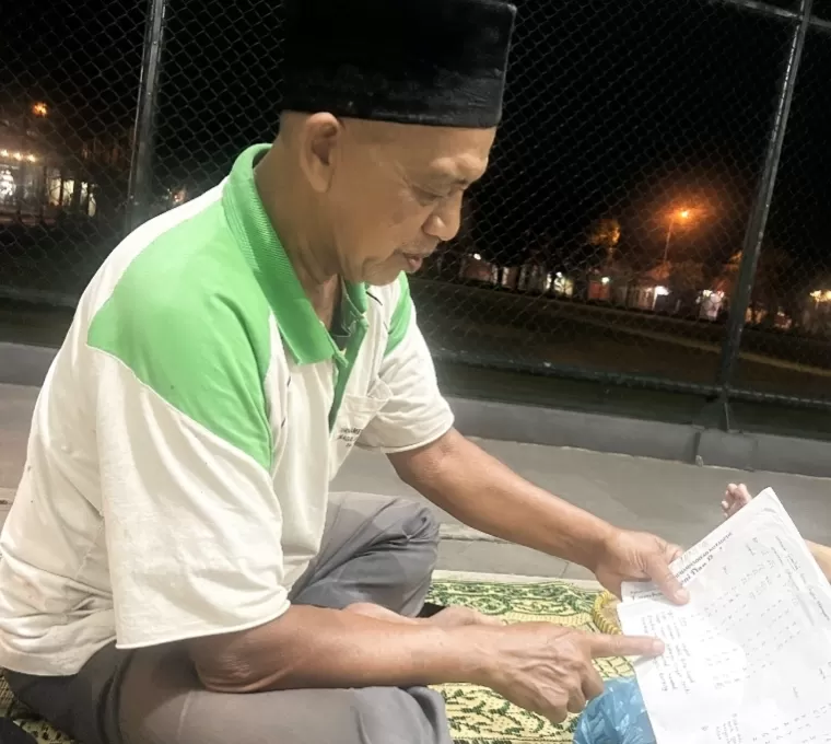   Sukar menunjukkan gending -gending antikorupsi ciptaannya.&nbsp;KR -Fira Nurfiani&nbsp;