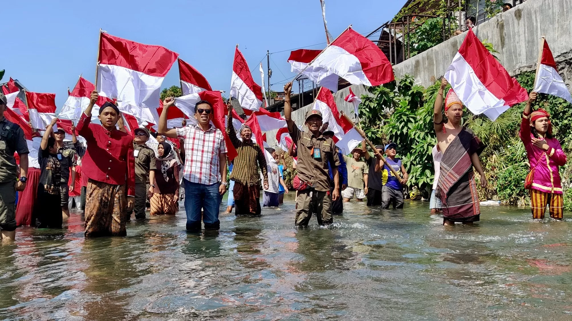  Suasana mahasiswa dan warga peringati HUT RI 79 di Kali Code (Harminanto)