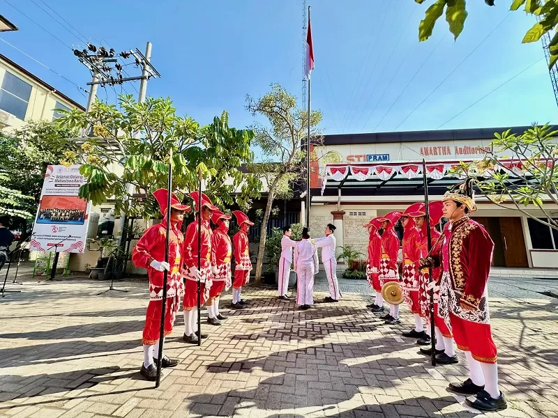   Pengibaran bendera Merah Putih di STIPRAM dikawal Bregodo (Harminanto) 