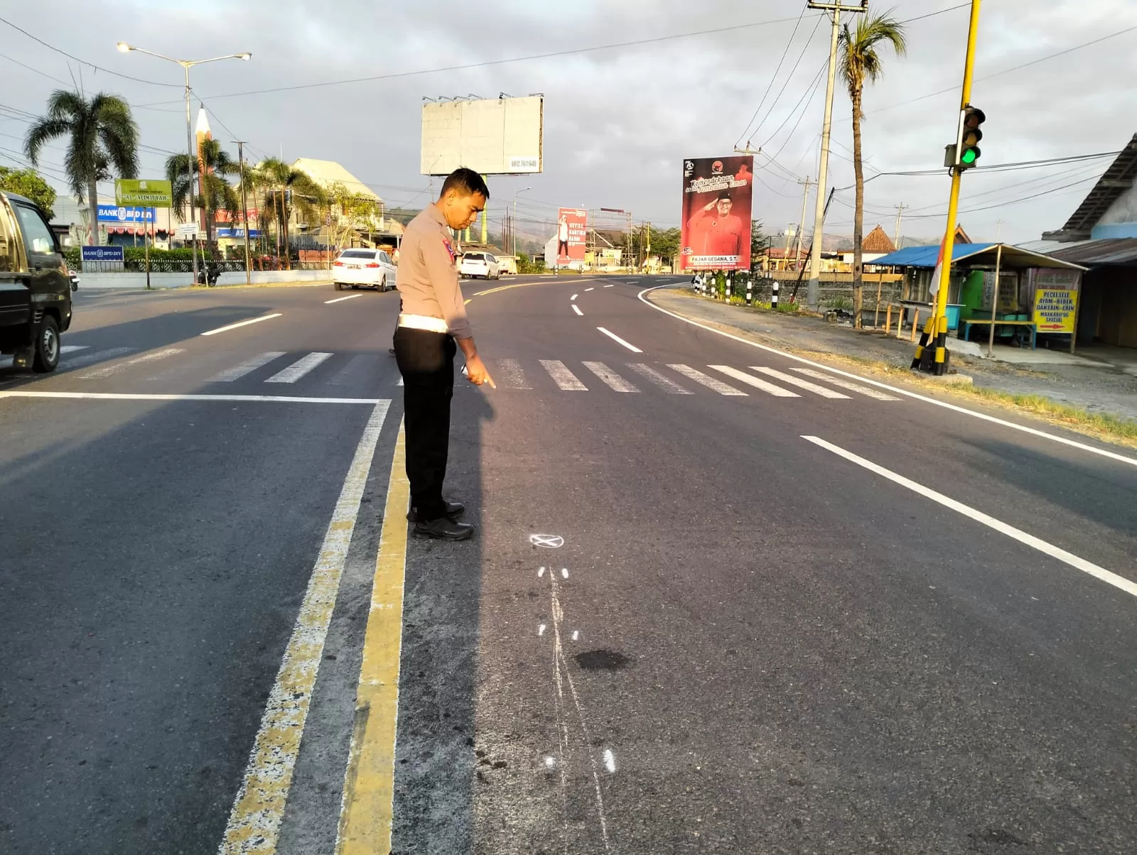 Petugas melakukan olah TKP di lokasi lakalantas.  (Ist)