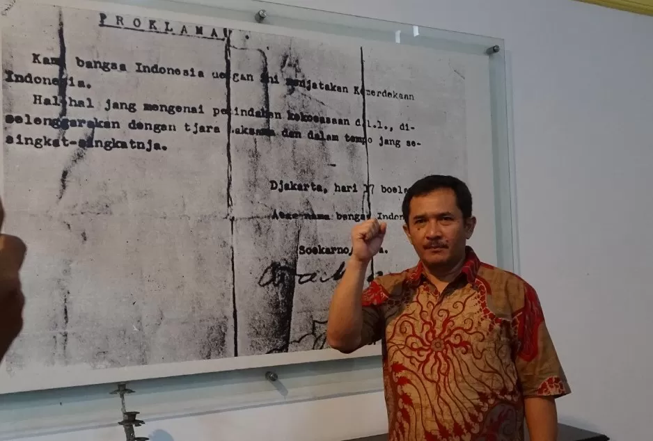 Eko Suwanto di depan replika Naskah Proklamasi yang ditandatangani Bung Karno dan Bung Hatta (Foto Istimewa)